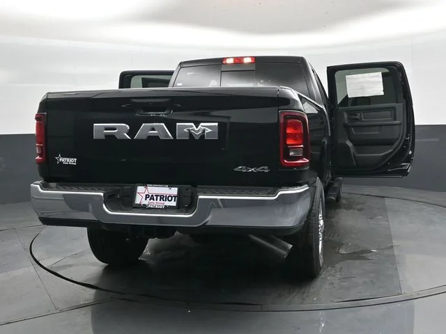 New 2026 Diamond Black Crystal Pearl-Coat Exterior Paint RAM Tradesman image 48