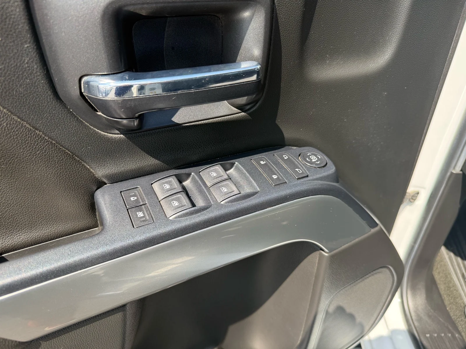 Used 2017 SUMMIT WHITE Chevrolet LT image 17