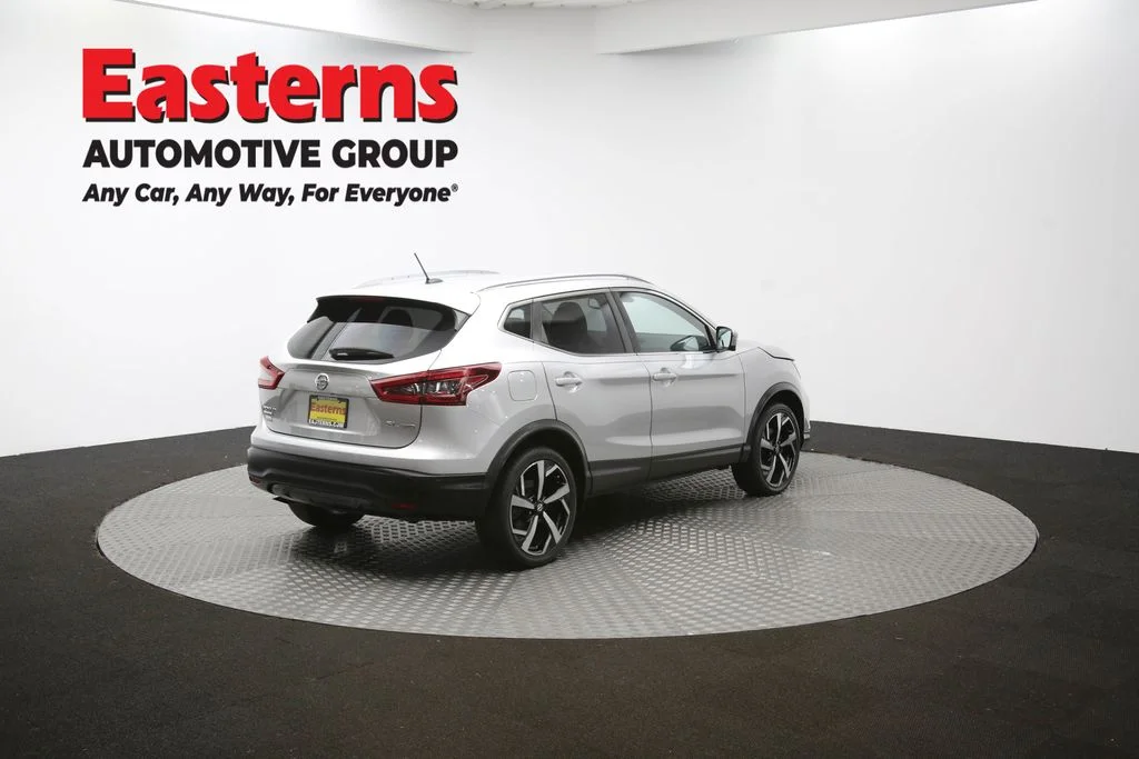 Used 2022 Silver Nissan SL image 40