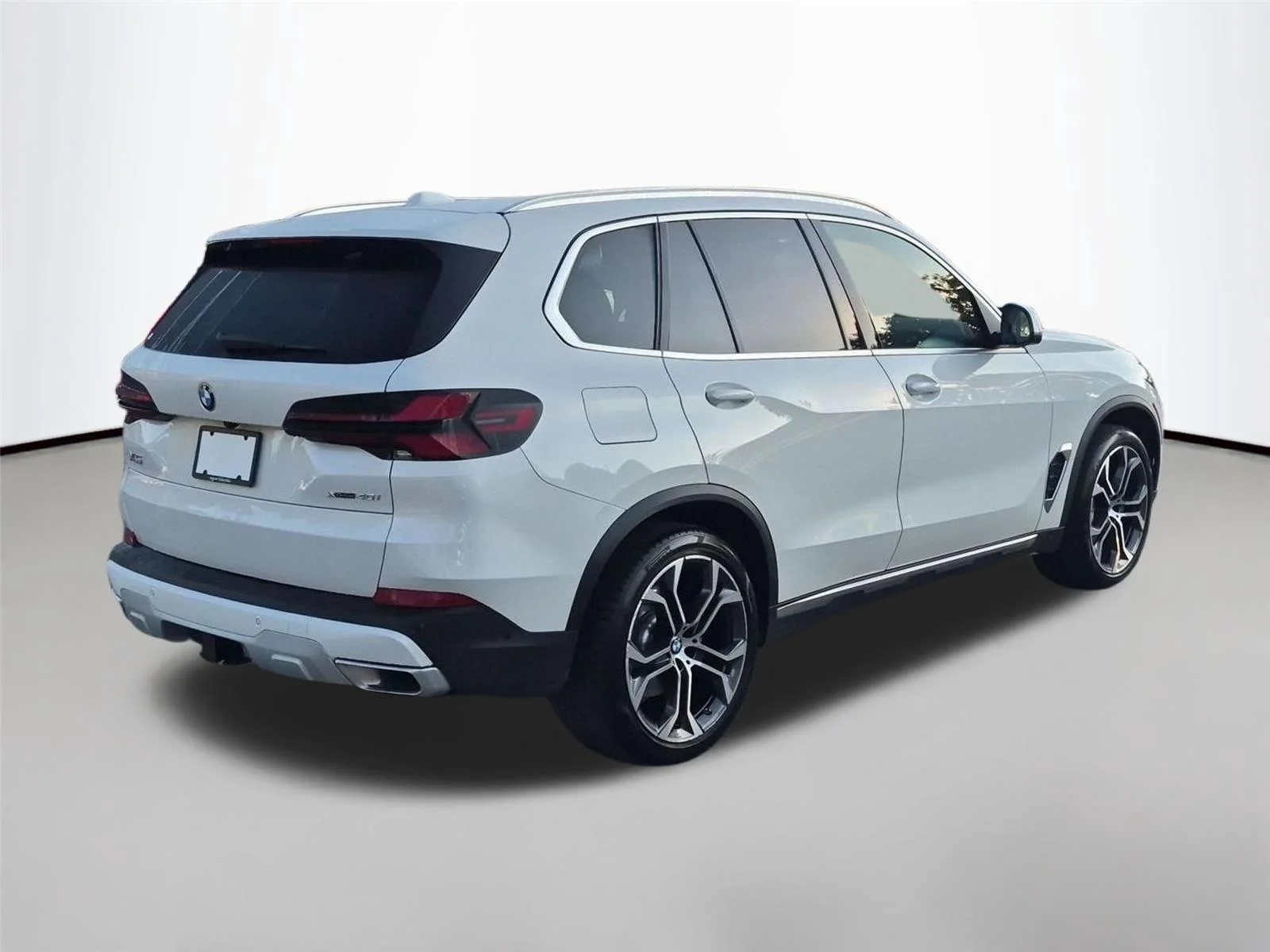 Used 2025 Mineral White Metallic BMW xDrive40i image 5