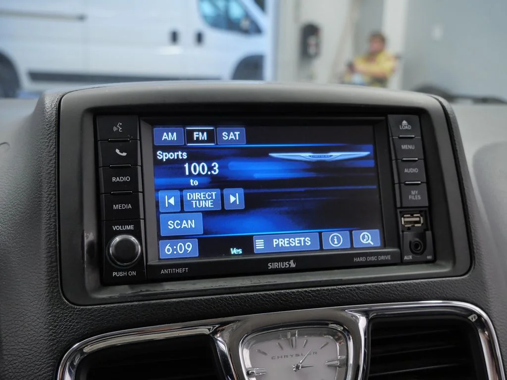 Used 2014 White Chrysler Touring image 23
