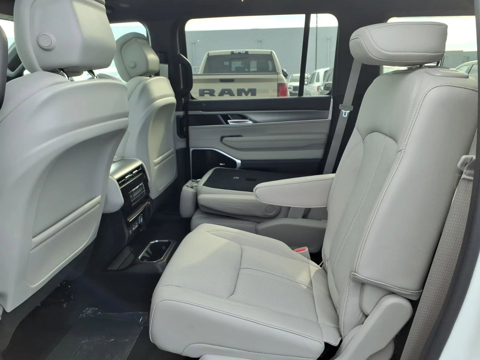 New 2026 Bright White Clear-Coat Exterior Paint Jeep Limited Altitude image 16