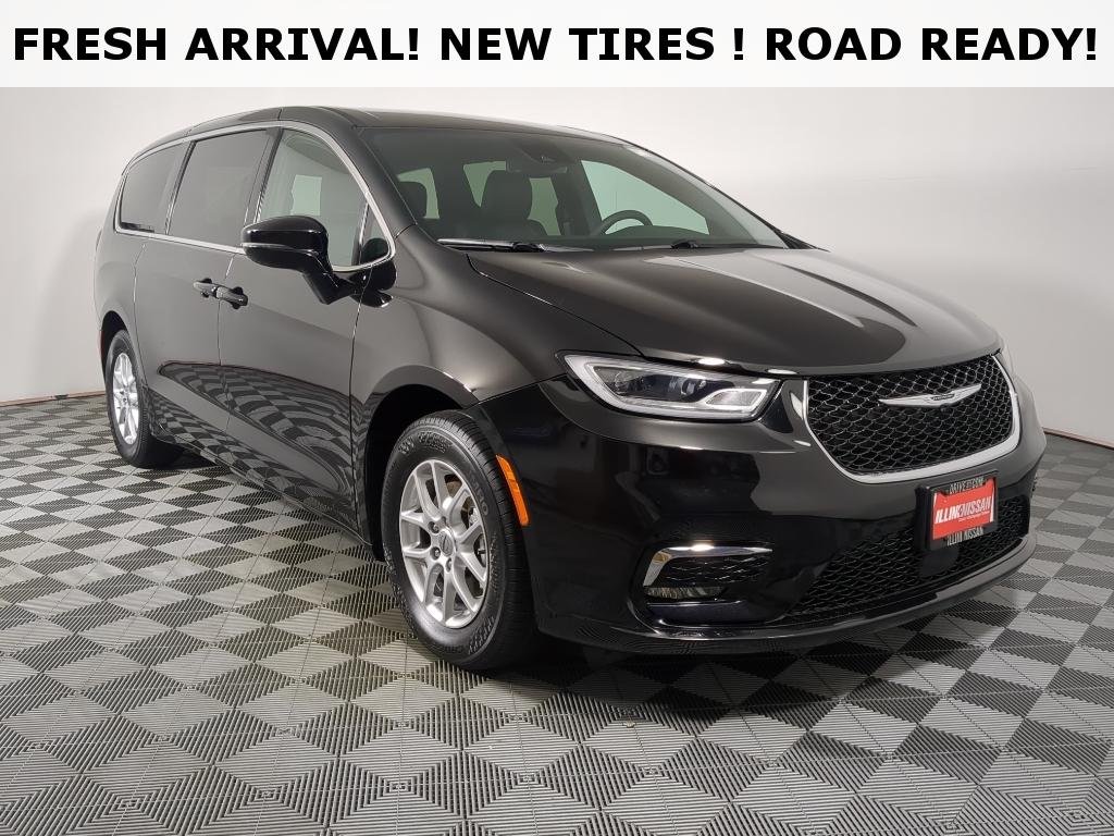 2025 Chrysler Pacifica Select's photo