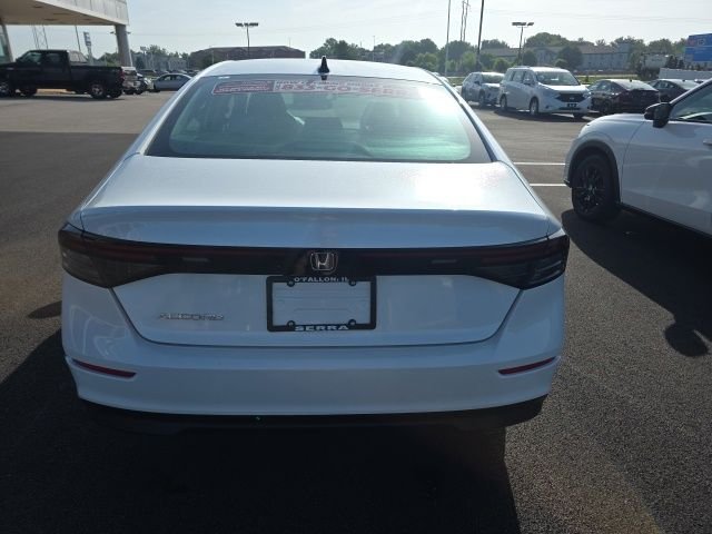 Used 2025 Platinum White Pearl Honda SE image 3