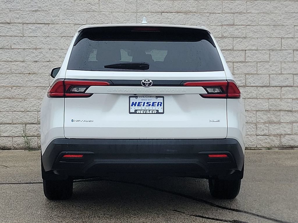 Used 2024  Toyota XLE image 13