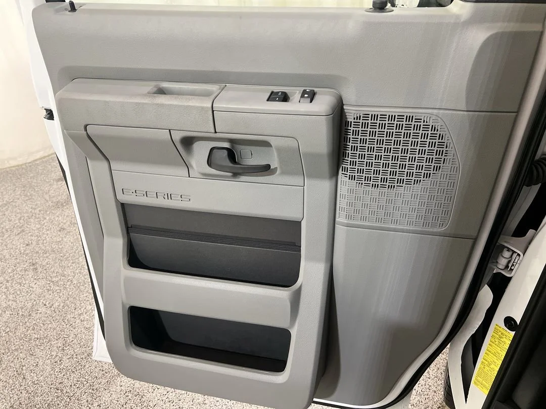 New 2026 Oxford White Ford E-350 SRW image 17