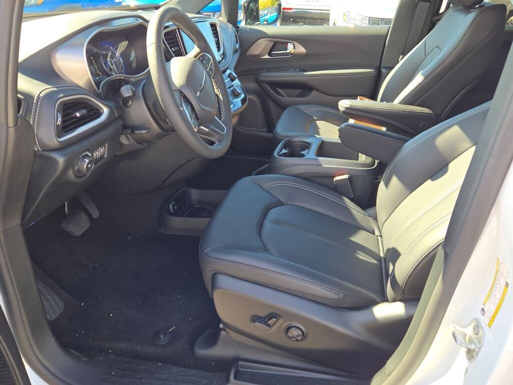 2026 Chrysler Pacifica Select - Photo 18