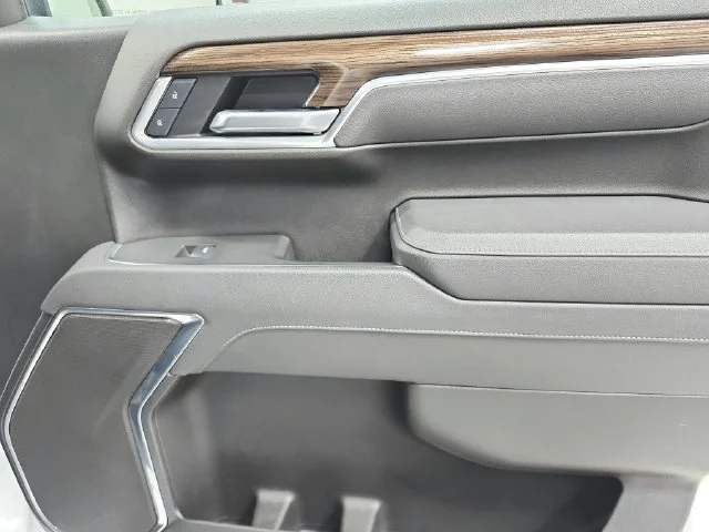 Used 2025 Summit White Chevrolet LT image 42