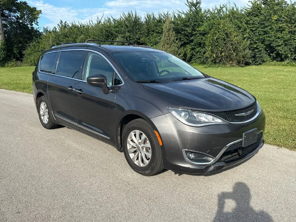 Used 2019 Gray Chrysler Touring L image 1