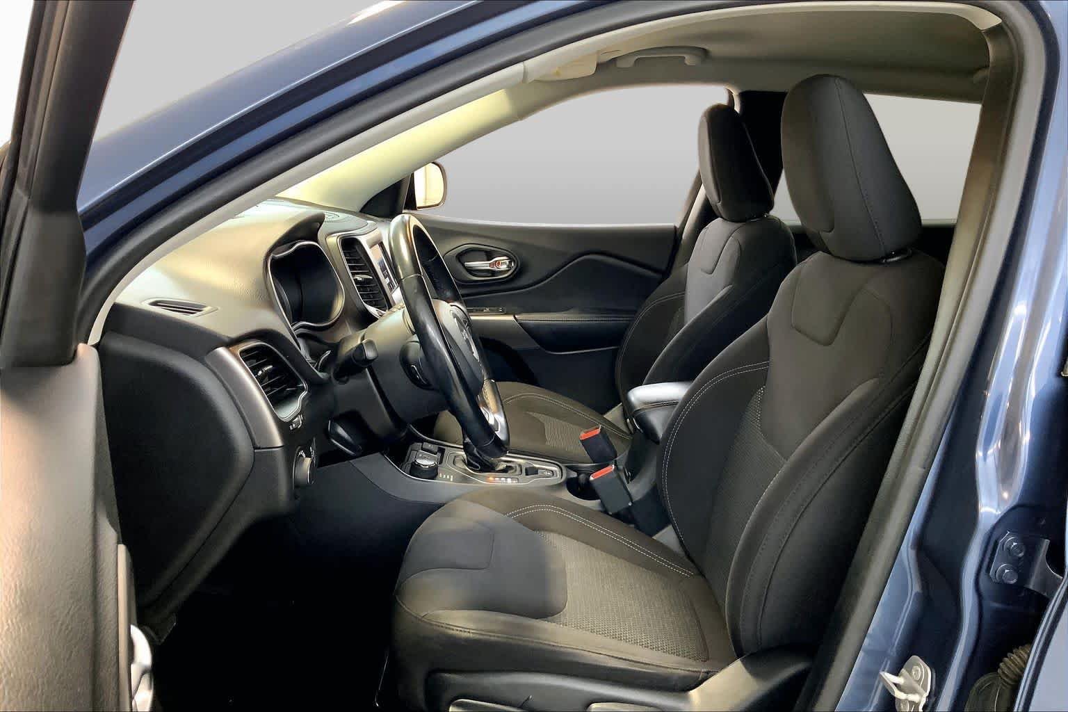 Pre-Owned 2020 Jeep Cherokee Latitude