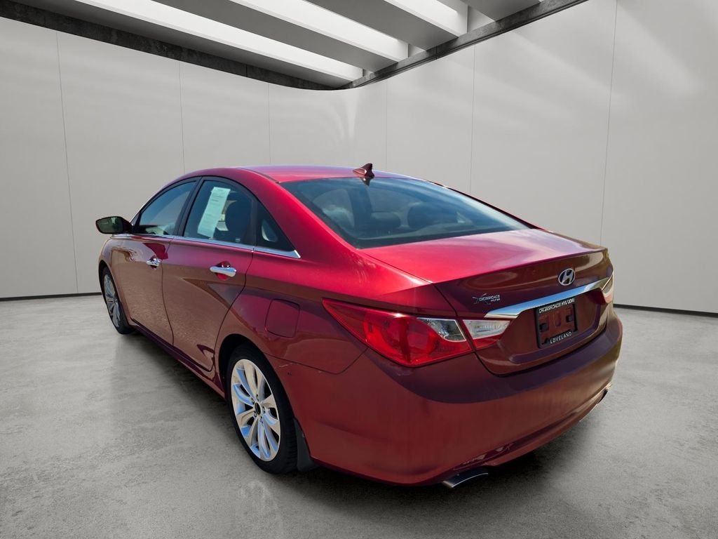 Used 2011 Venetian Red Hyundai SE image 3