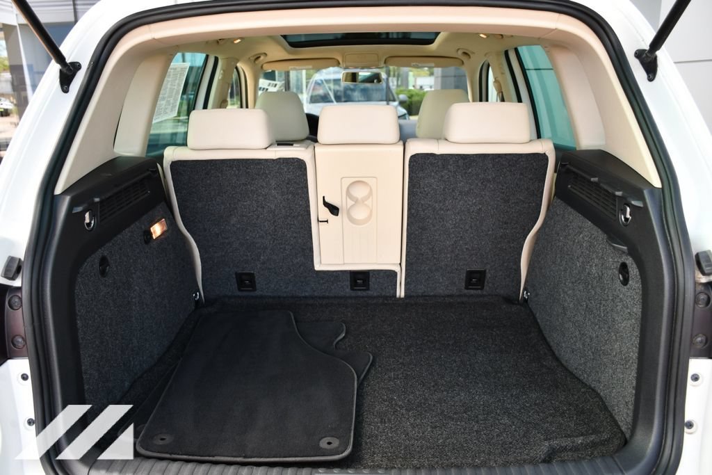 Used 2010  Volkswagen SE image 24