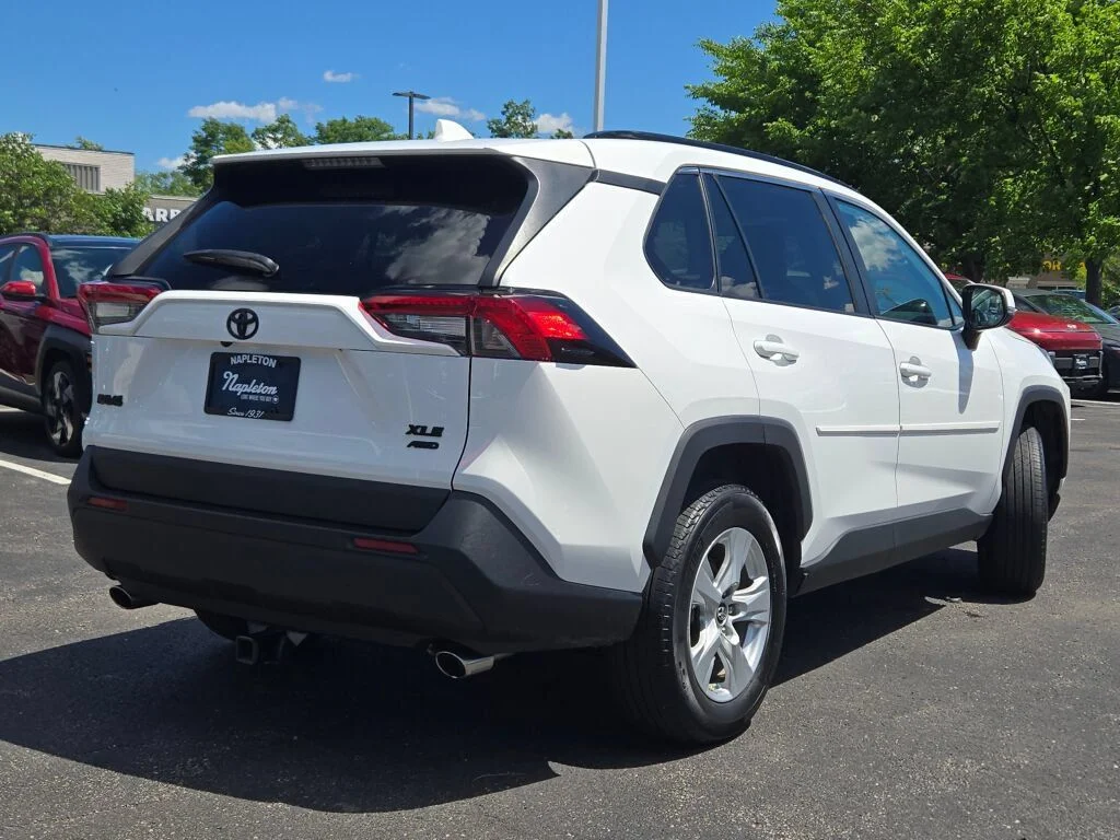 Used 2019 White Toyota XLE image 13