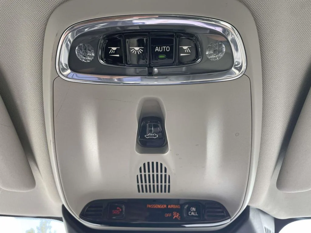 Used 2022 Thunder Grey Metallic Volvo R-Design Expression image 22