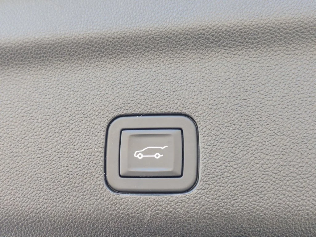 Used 2025 White Chevrolet LT image 14