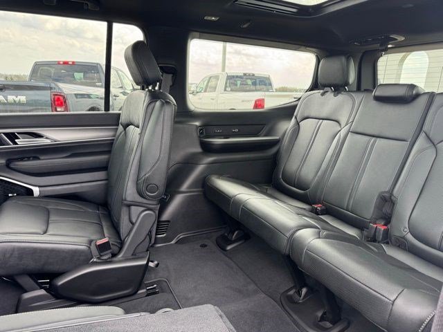 New 2026 Bright White Clear-Coat Exterior Paint Jeep Limited Altitude image 31