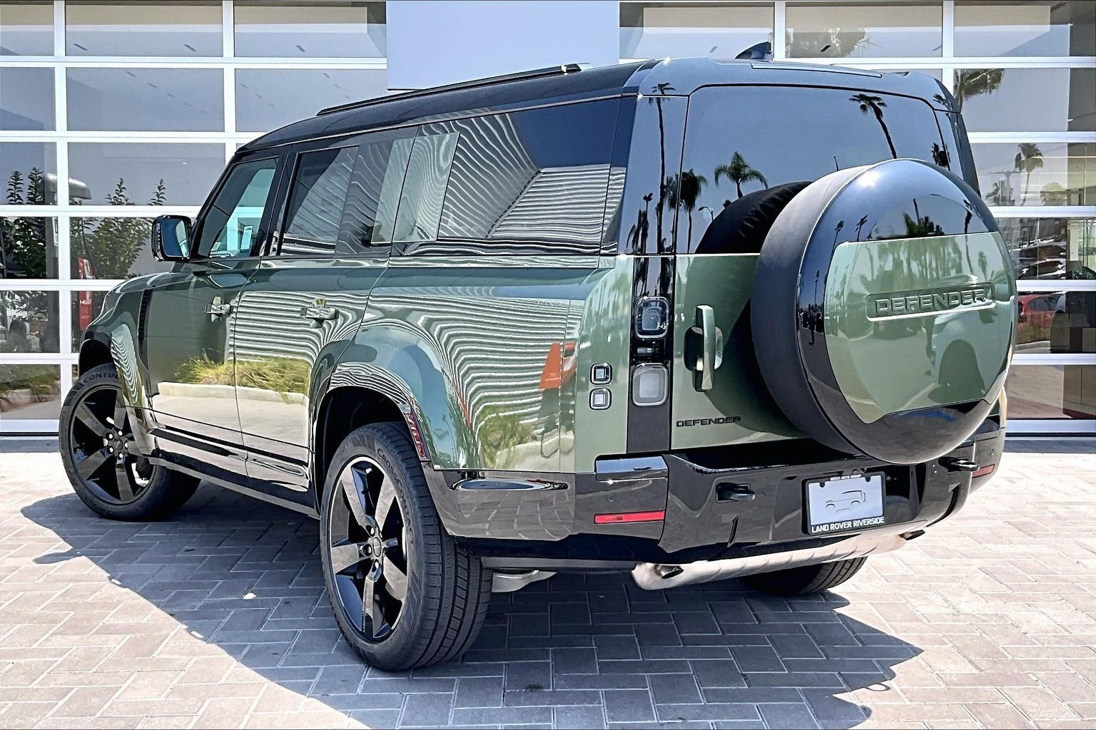 New 2026 Woolstone Green Land Rover X-Dynamic SE image 3