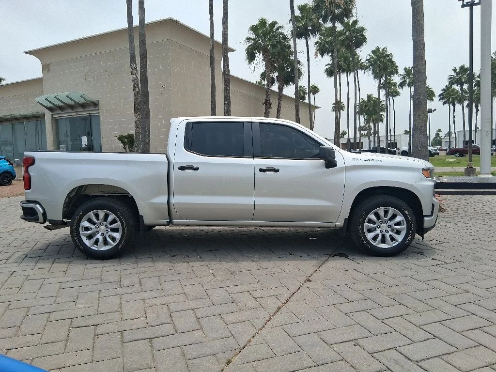 Used 2022 Silver Chevrolet Custom image 3