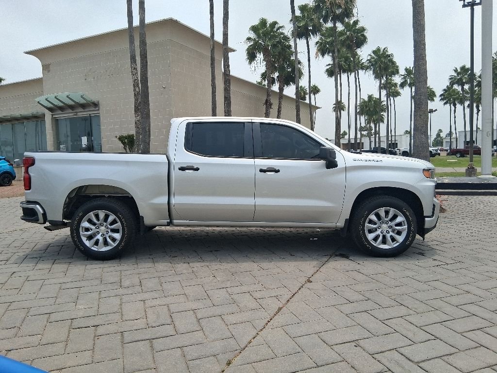 Used 2022 Silver Chevrolet Custom image 3