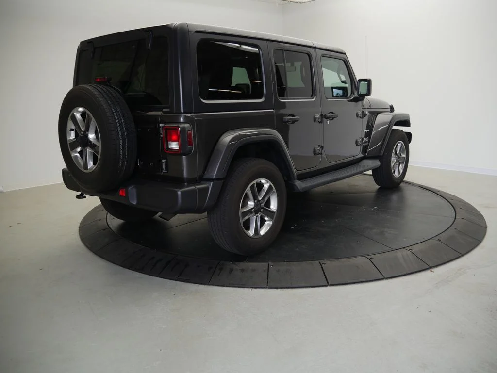 Used 2018 Crystal Metallic Jeep Unlimited Sahara image 5