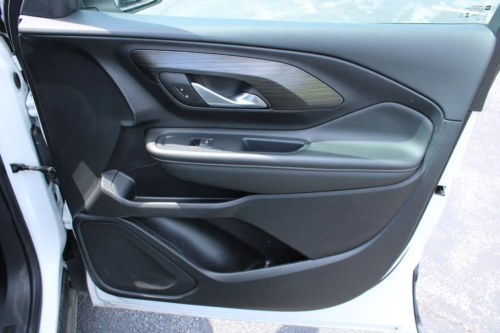 Used 2024 Summit White GMC SLE image 25