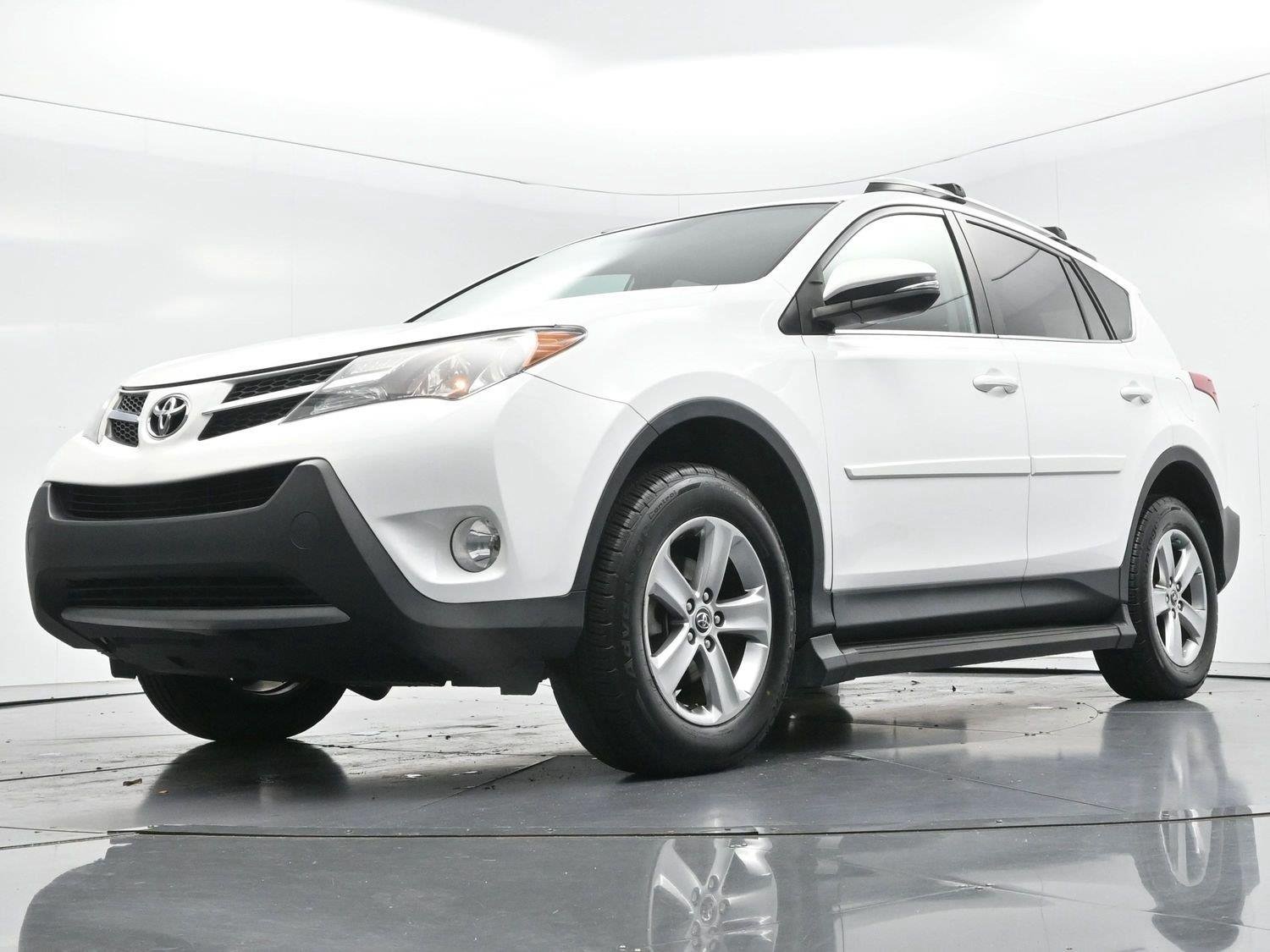 Used 2015 Super White Toyota XLE image 42