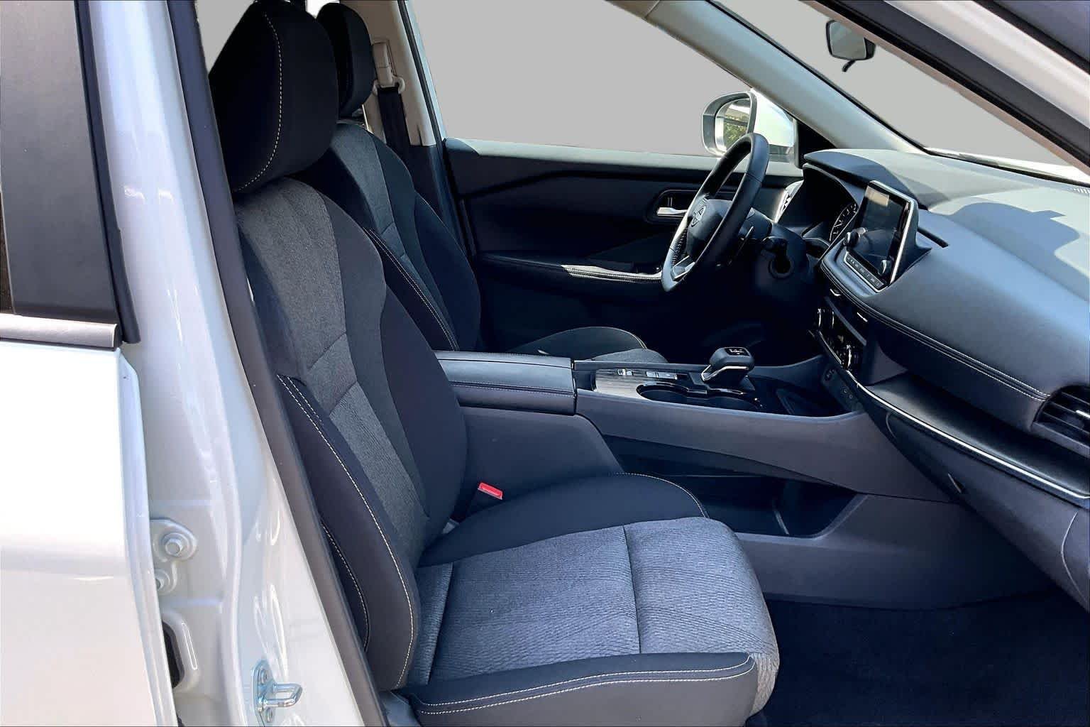 Used 2025 Everest White Pearl Nissan SV image 9