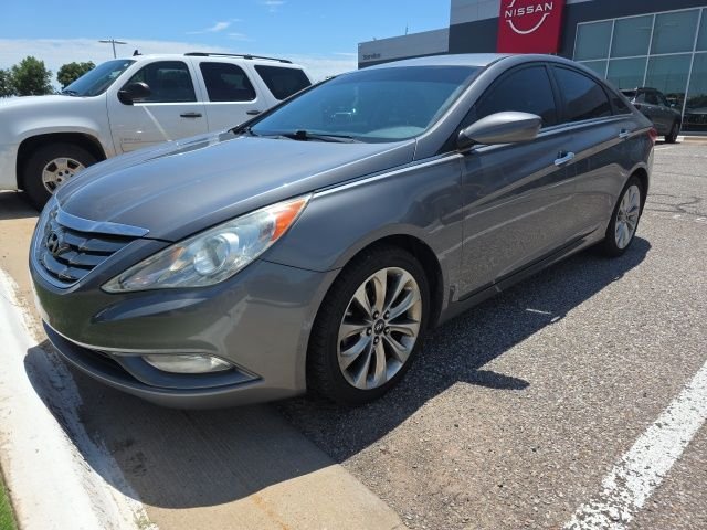 Used 2011 Gray Hyundai SE image 3