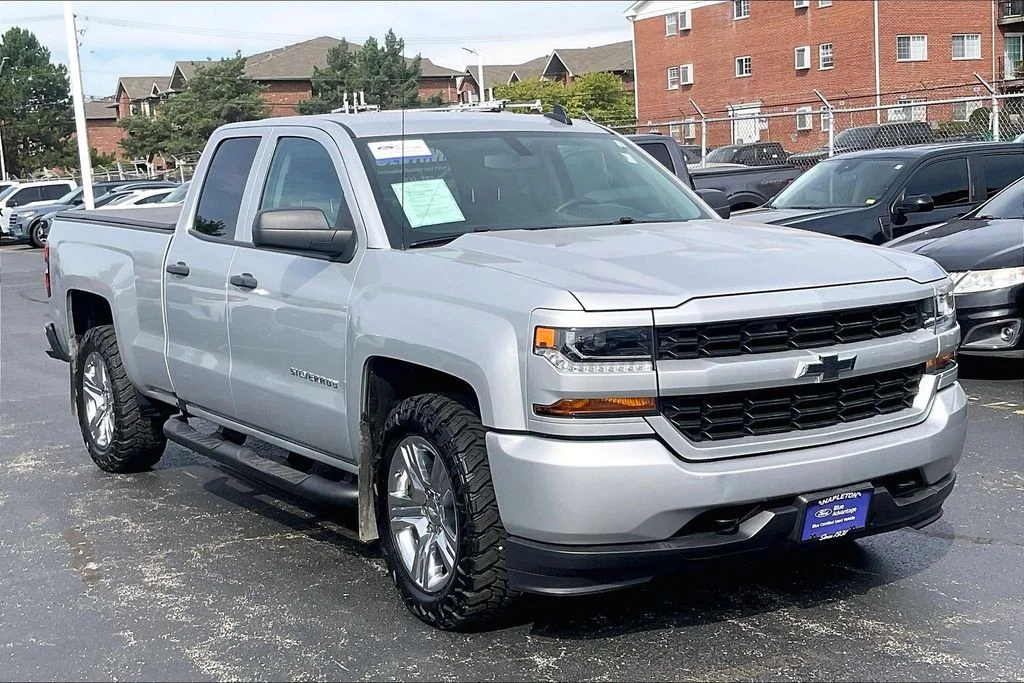 Used 2018 Silver Ice Metallic Chevrolet Custom image 33