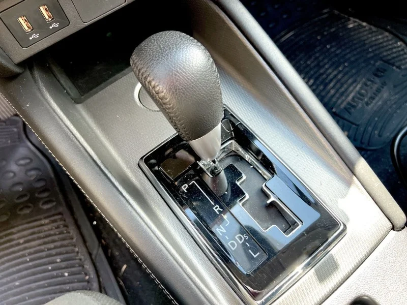 Used 2022 Red Diamond Mitsubishi SE image 19