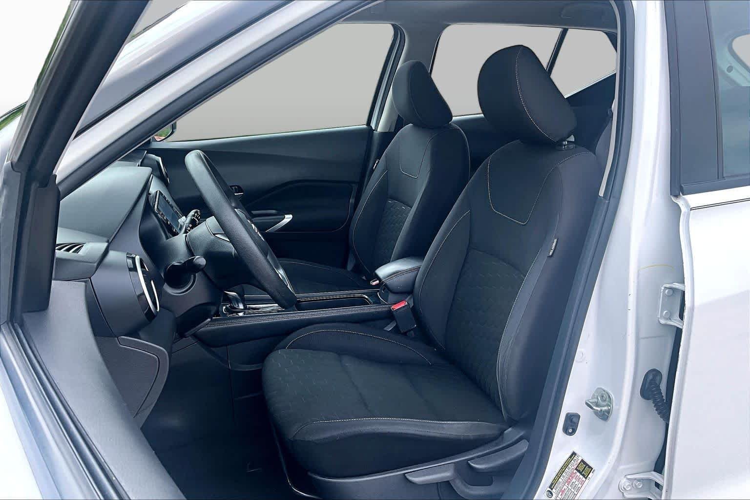 Certified Used 2022 Aspen White Tricoat/Super Black Nissan SV image 8