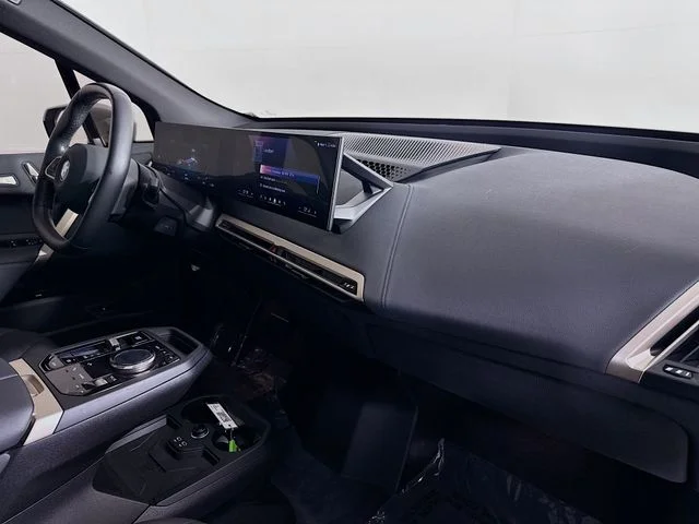 Used 2024 White BMW xDrive50 image 31