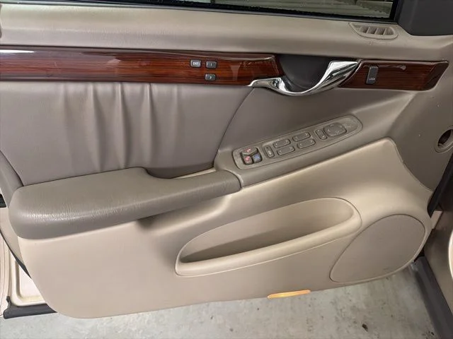 Used 2005 Light Cashmere Cadillac DHS image 9