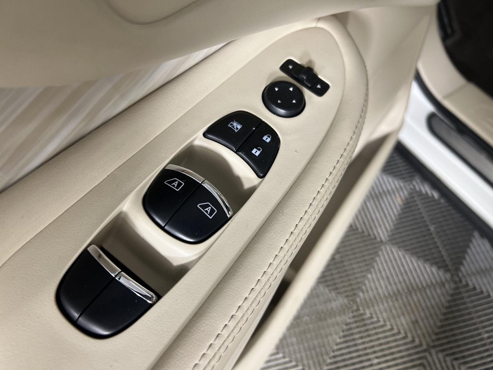 Used 2018 Pearl White Nissan SL image 15