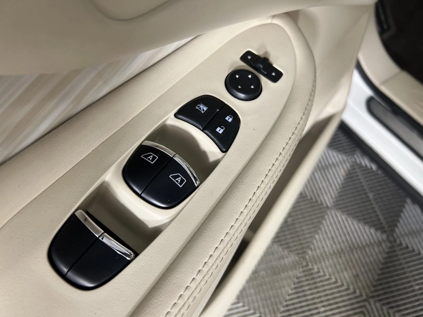 Used 2018 Pearl White Nissan SL image 15
