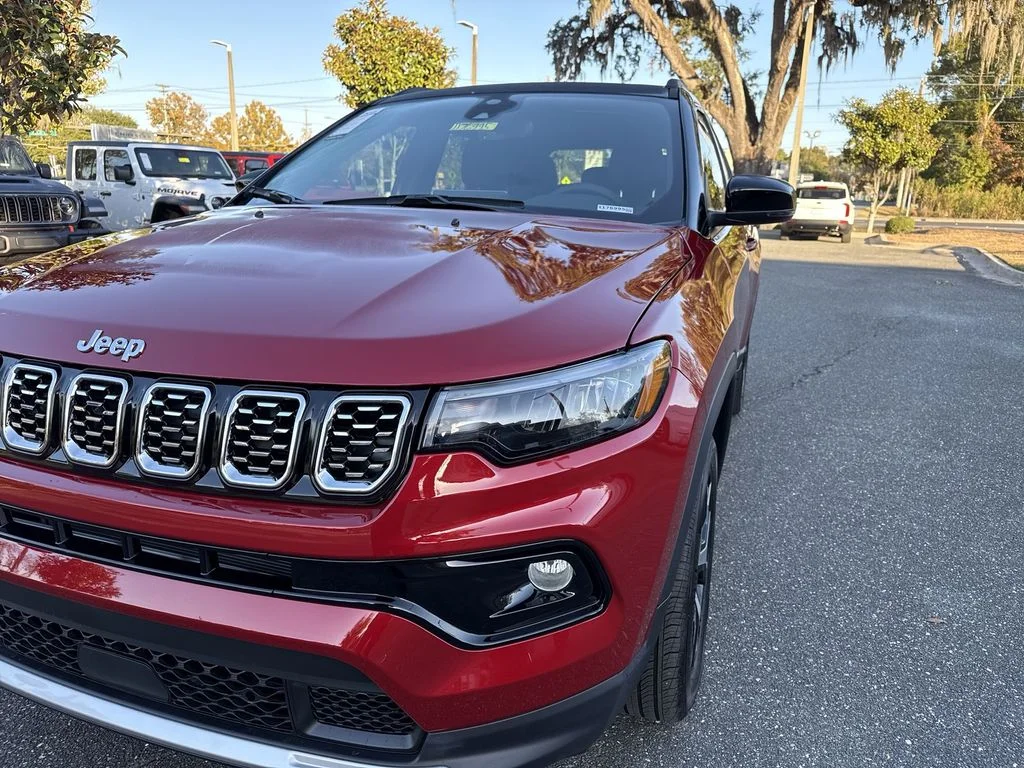 New 2026 Red Hot Pearl-Coat Exterior Paint Jeep Limited image 9