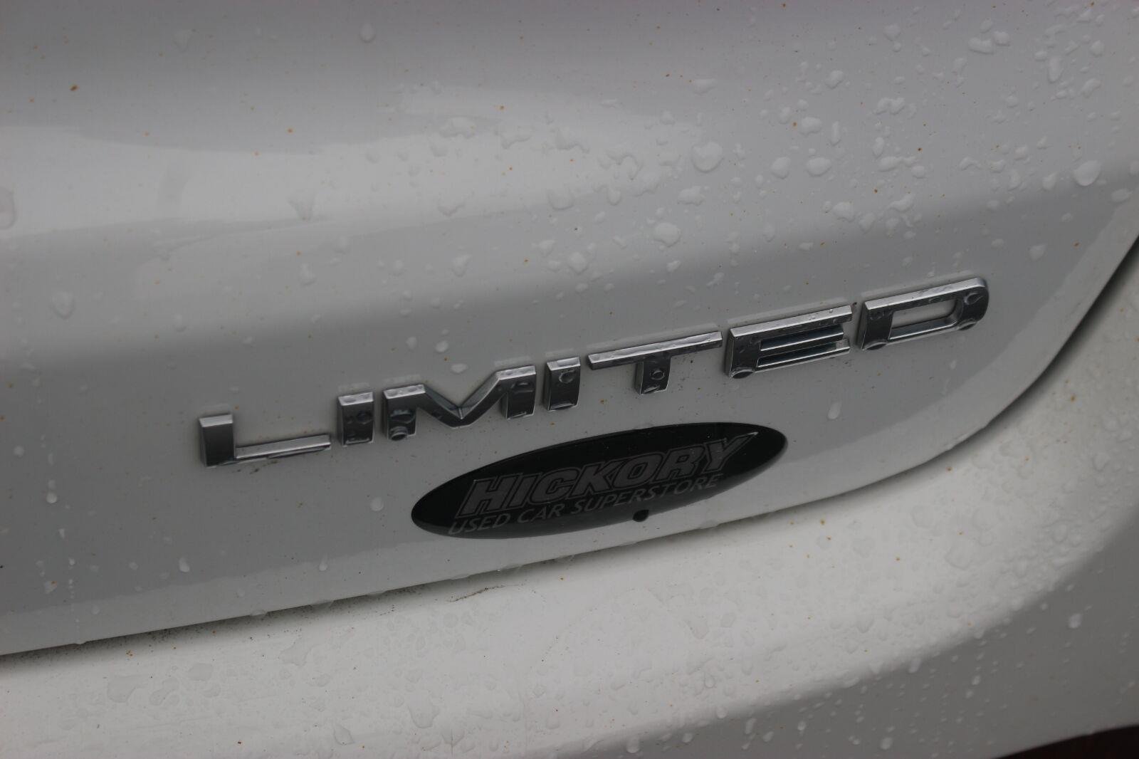 Used 2023  Jeep Limited image 10