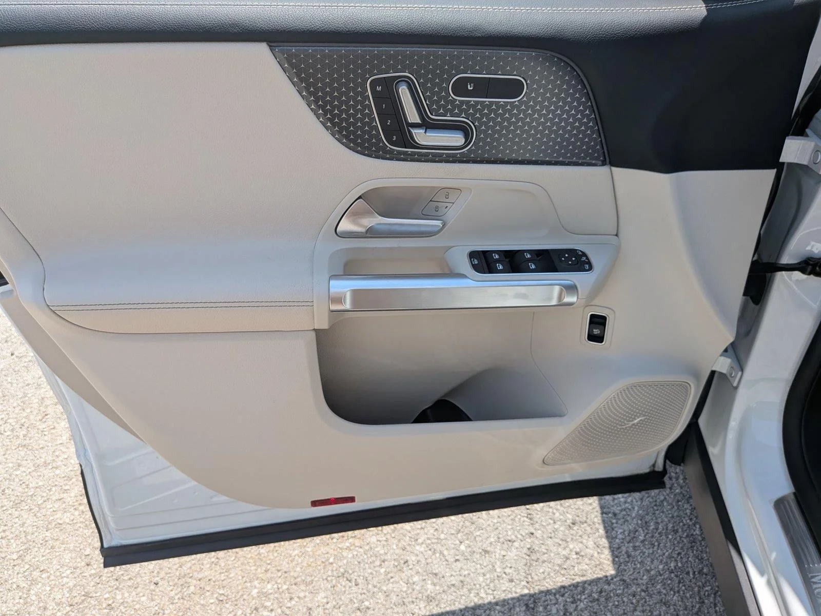 Used 2025  Mercedes-Benz GLB 250 image 15