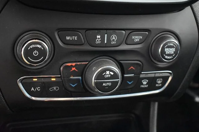 2022 Jeep Cherokee Latitude Lux - Photo 32