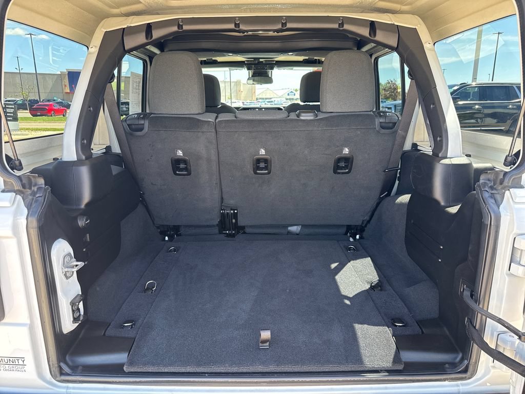 Used 2025 White Jeep 4-Door Sahara 4x4 image 31