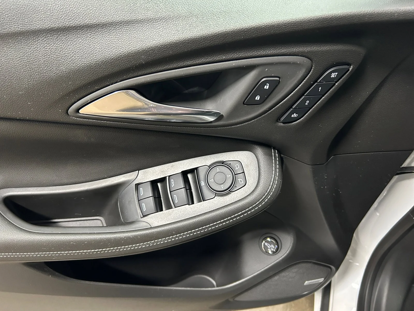 New 2026 White Frost Tricoat Buick Avenir AWD image 17