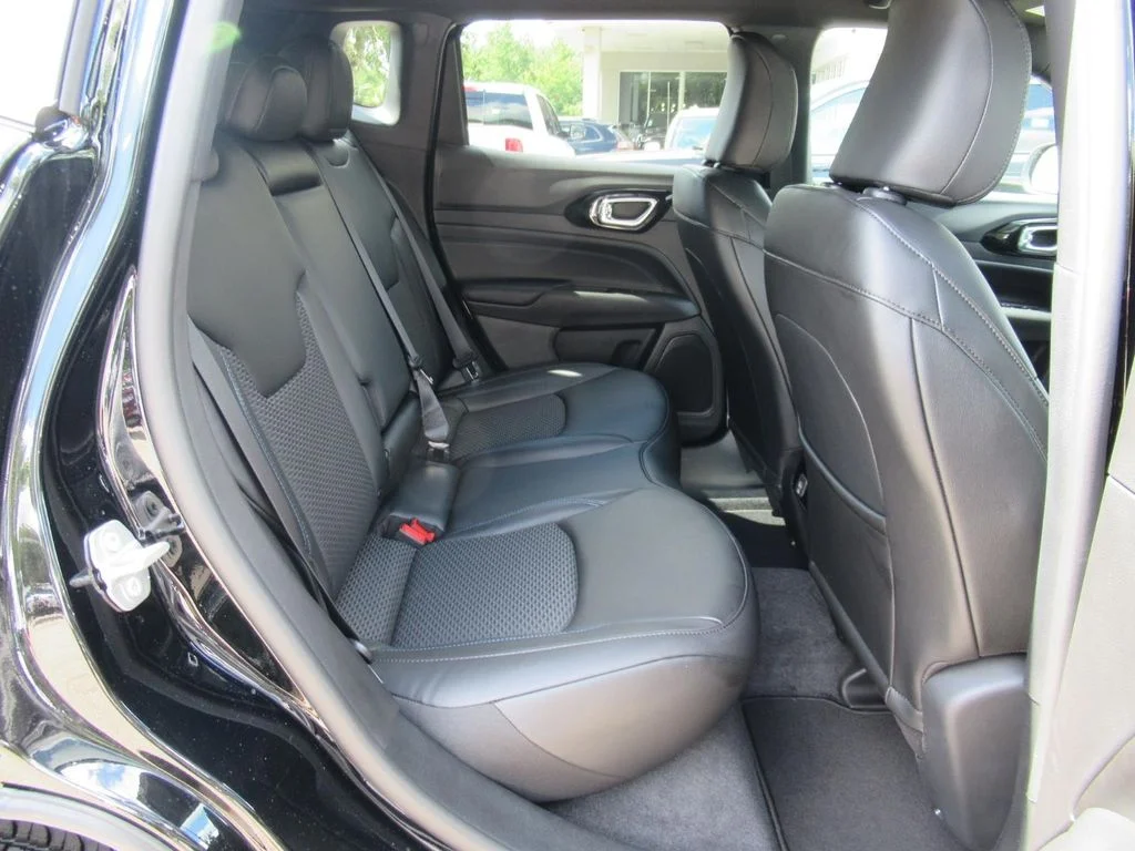 New 2026 Diamond Black Crystal Pearl-Coat Exterior Paint Jeep Latitude Altitude image 29