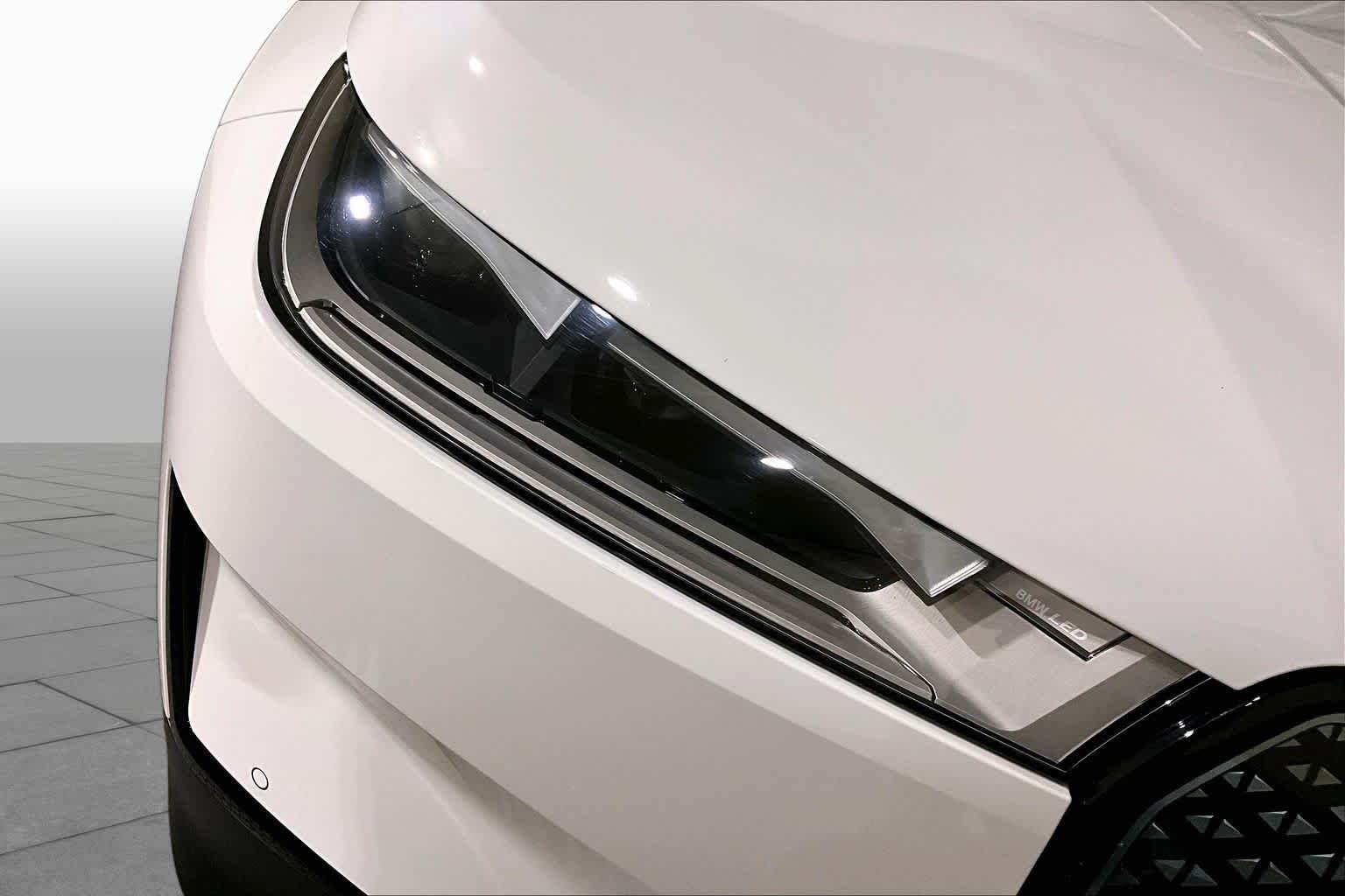 Used 2024 Alpine White BMW xDrive50 image 26