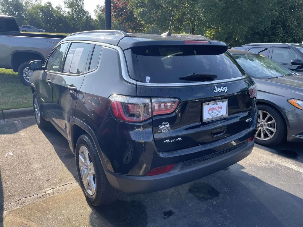 Used 2022 Diamond Black Crystal Pearlcoat Jeep Latitude image 4