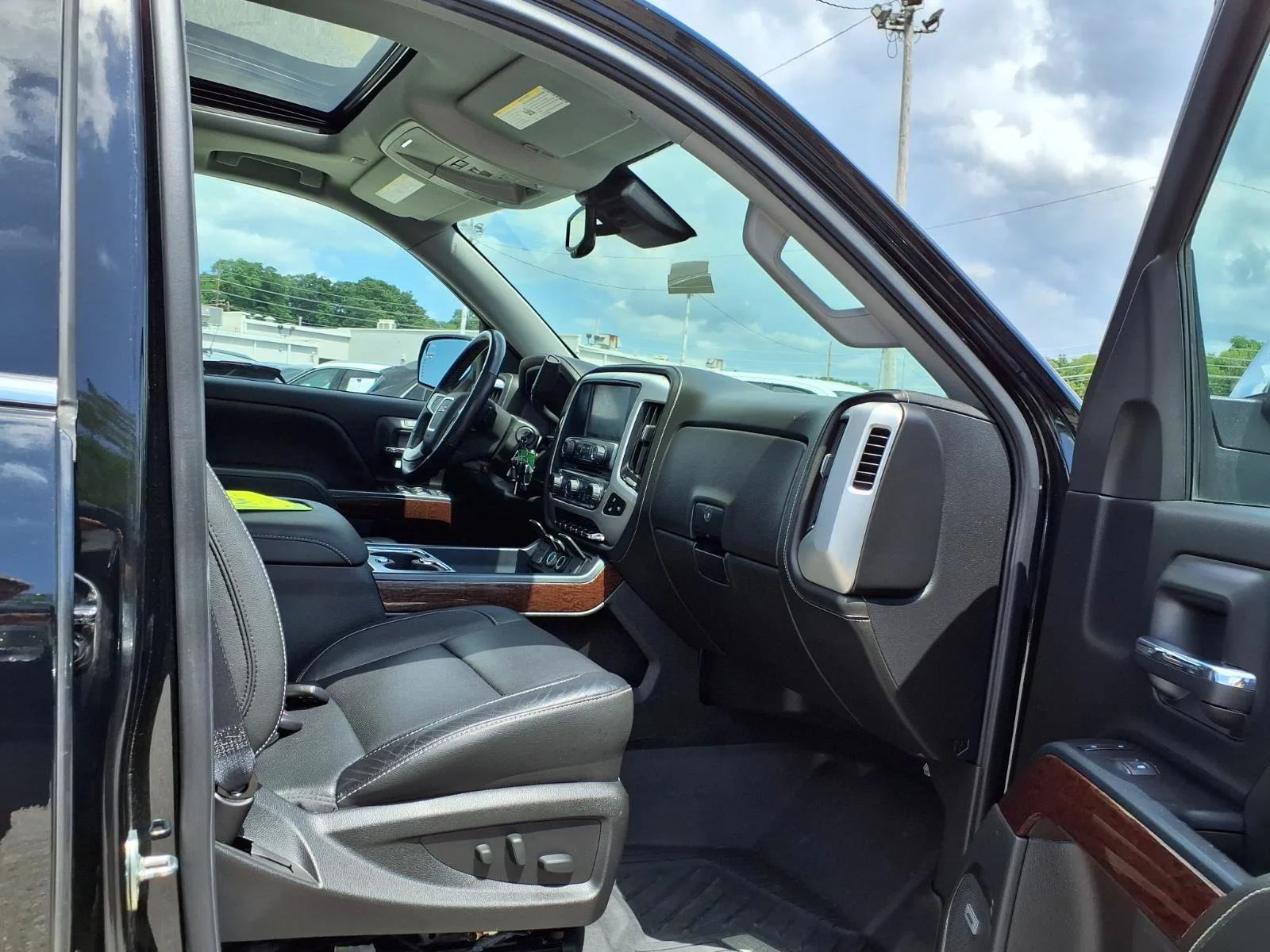 Used 2018 Onyx Black GMC SLT image 32