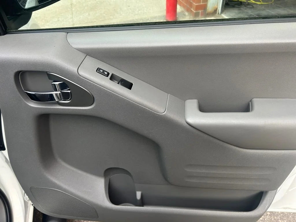 Used 2017 Glacier White Nissan  image 17