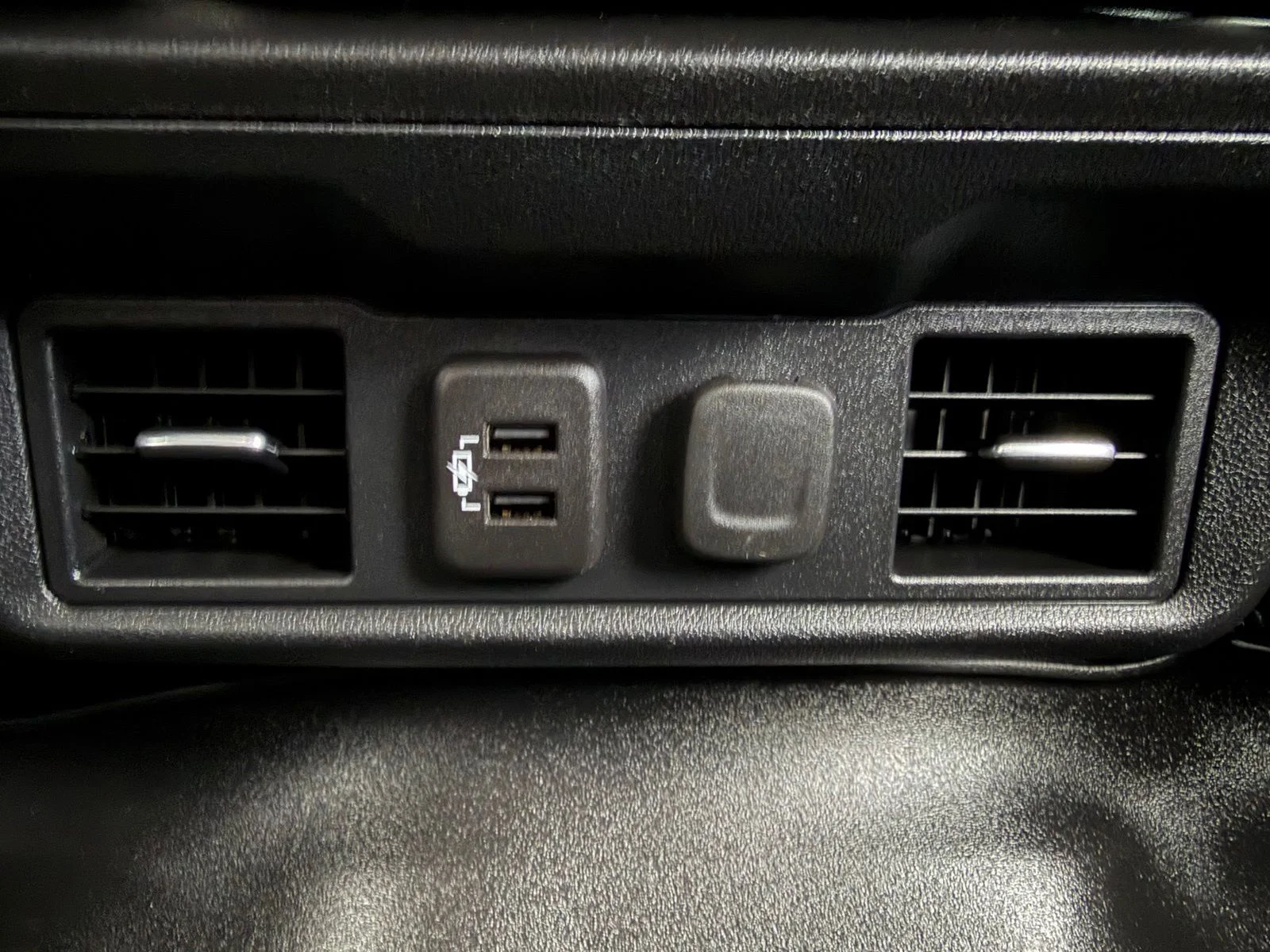 Used 2022 White Chevrolet LT image 33