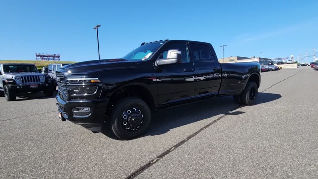 New 2026 Diamond Black Crystal Pearl-Coat Exterior Paint RAM Laramie image 6
