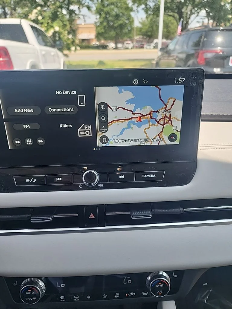 Used 2025 White Mitsubishi SE image 5