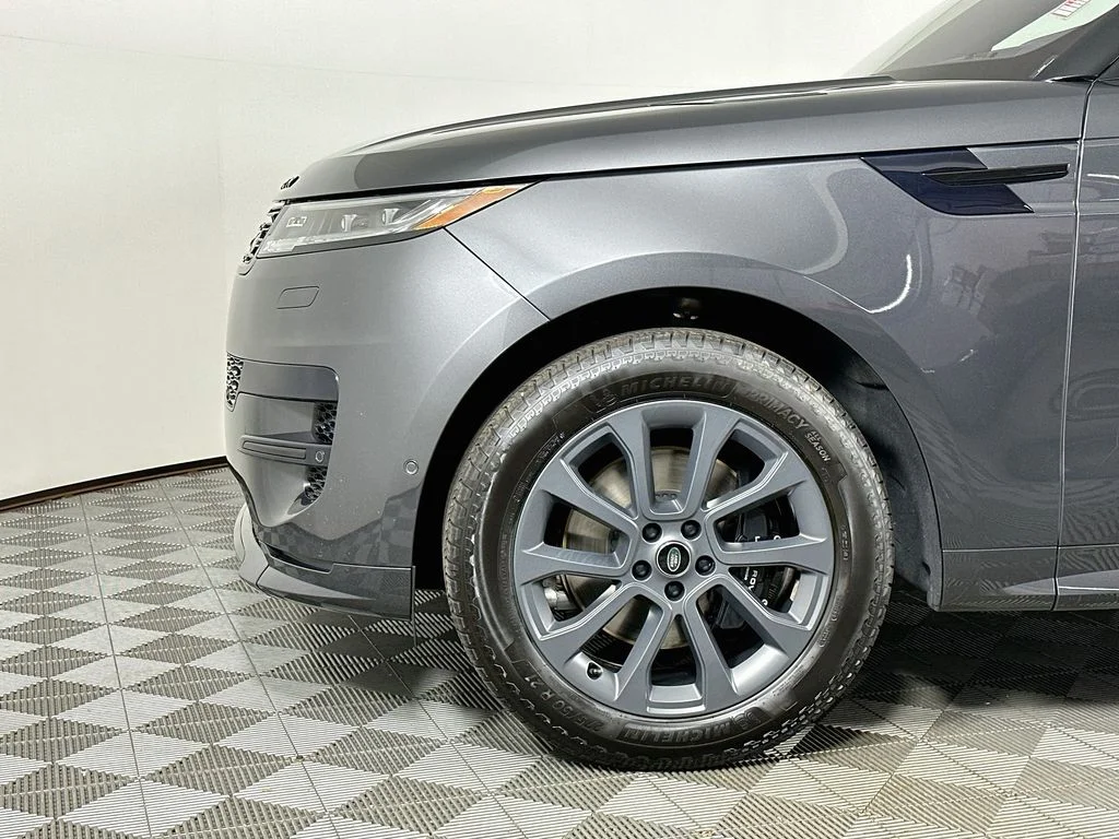 Used 2023 Carpathian Gray Premium Metallic Land Rover SE Dynamic image 9